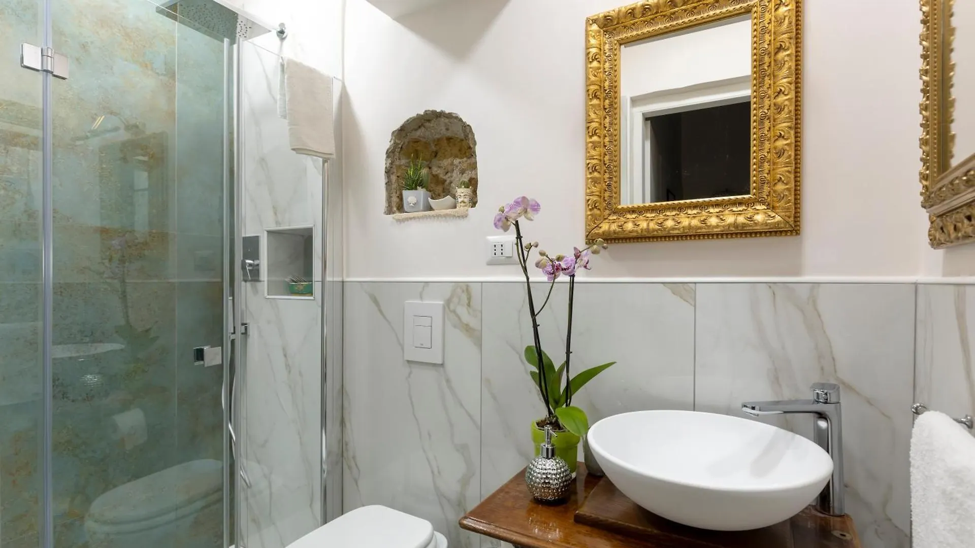 Niloufar Residence Napoli 0*,  Italia